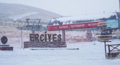 Erciyes'te kar yağışı etkili oluyor