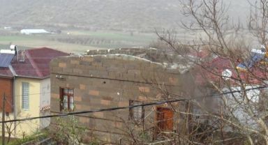 Kayseri'de 6 tonluk çatı şiddetli rüzgara dayanamadı