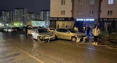 Kayseri'de kazaya karışan otomobil park halindeki 3 otomobile çarptı