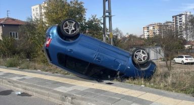 Kayseri'de otomobil devrildi, sürücü ve 2 çocuk yaralandı