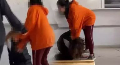 Kız öğrenci sınıfta arkadaşını dövdü