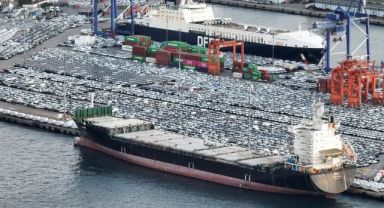 Satılmayı bekleyen binlerce ithal sıfır araba dron ile görüntülendi