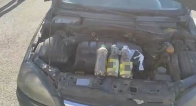 Uyuşturucuyu aracın motor kaputuna zulalamışlar