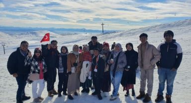 9087 KİLOMETRE UZAKLIKTAN GELEN ENDONEZYALI TURİSTLER ERCİYES’E HAYRAN KALDI