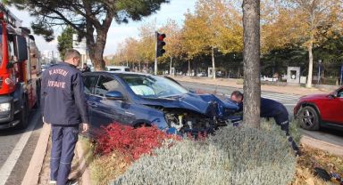 Ağaca çarpan otomobilde maddi hasar oluştu
