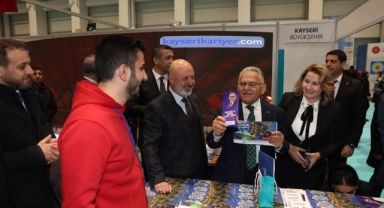 BAŞKAN BÜYÜKKILIÇ’A KARİYER FUARINDA GENÇLERDEN SAMİMİ VE YOĞUN İLGİ