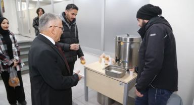 BAŞKAN BÜYÜKKILIÇ’TAN SICAK ÇORBA EŞLİĞİNDE GENÇLERLE SOHBET