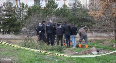 Boş arazide dua eden şahıs ekipleri harekete geçirdi