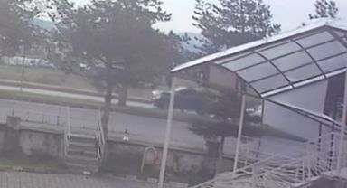 Feci kazanın güvenlik kamerası ortaya çıktı: Otomobilin çarptığı çocuk metrelerce havalandı