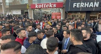 Kaymakamlığın önünde Kur'anı Kerim'i yırtıp küfretti! Linçten polis kurtardı, ilçe ayağa kalktı