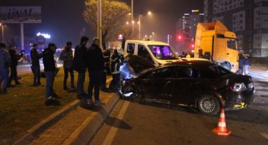 Kayseri'de araçlar karşı yola geçti, ortalık savaş alanına döndü: 1 yaralı