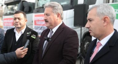 KAYSERİ’NİN YARDIM TIRLARI, KARDEŞ BELEDİYE YEŞİLYURT’A TESLİM EDİLDİ