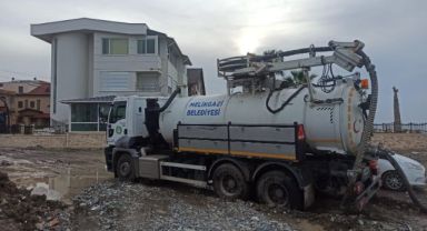 MELİKGAZİ, TÜM İMKÂNLARI İLE İSKENDERUN'DA SEL TEMİZLİK ÇALIŞMALARINA DESTEK OLDU