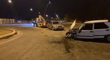 Otomobiller kavşakta çarpıştı: 5 yaralı