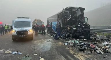 Sakarya'da 7 aracın karıştığı kazada ortalık kan gölüne döndü: 10 ölü 59 yaralı