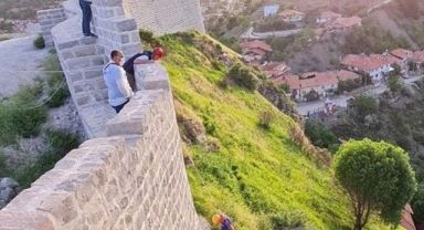 Şizofreni hastası oğlunu surlardan iten annenin cezası belli oldu: Ayağıyla tepti gördüm!