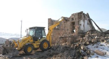 TALAS’TA METRUK BİNA YIKILIYOR, ÇEVREYE HUZUR VE GÜVEN GELİYOR