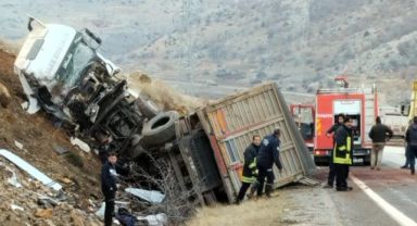 Yahyalı'da kamyon şarampole devrildi: 1 yaralı