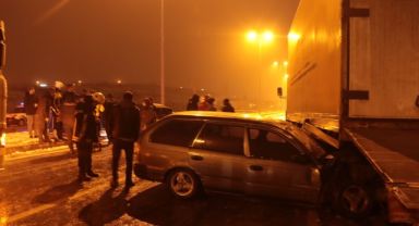 8 araçlı zincirleme trafik kazası: 1'i ağır 5 yaralı