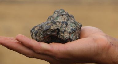 Almanya'da yaşayan Türk'ün bahçesine düşen gök taşına 400 bin euro değer biçildi