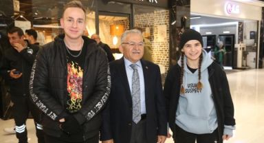 BAŞKAN BÜYÜKKILIÇ, ESMA’ÜL HÜSNA HÜSN-İ HAT SERGİSİ’Nİ İLGİYLE GEZDİ