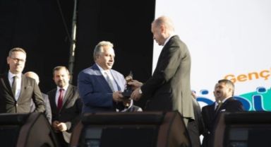 Başkan Yalçın Ödülünü, Cumhurbaşkanı'nın Elinden Aldı
