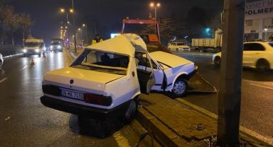 Direğe çarpan otomobil ortadan ikiye büküldü: 4 yaralı