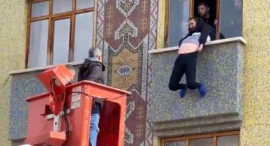 Diyarbakır’da 3’üncü kattan kendini bırakmaya çalışan kadın böyle kurtarıldı