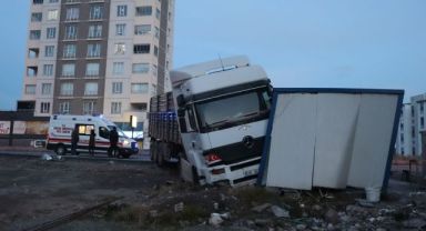 Kayseri'de faciadan dönüldü: Yoldan çıkan tır konteynıra girdi