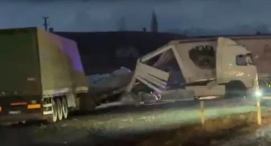 Kayseri’de makaslayan tır karşı şeride geçti: 3 tır birbirine girdi, 3 kişi yaralandı