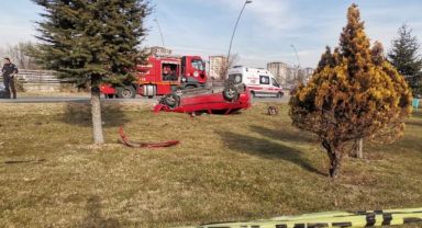 Kayseri'de takla atan otomobil parka savruldu