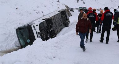 Sivas'ta cenaze yakınlarını taşıyan otobüs devrildi: 20 yaralı