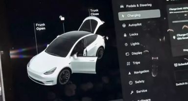 Tesla Uludağ'da eksi 5 derecede donup kendini kilitledi