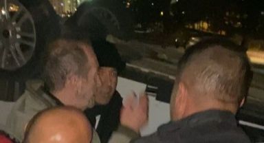 Vatandaşlar takla atan aracın şoförünü çıkarmak için seferber oldu