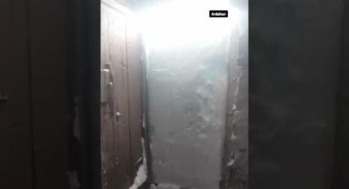 Ardahan'da evinden dışarı çıkmak isteyen vatandaş, kapıyı açınca öylece kalakaldı. Kapı açık şekilde eve geri kaçtı