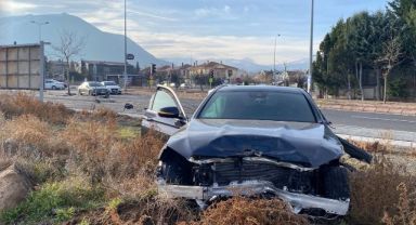 Lüks otomobilin karıştığı kazada ortalık savaş alanına döndü: 1 yaralı