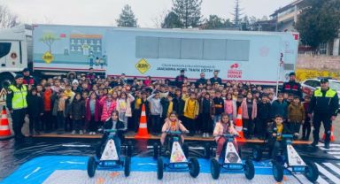 Mobil Trafik Eğitim Aracı ile Öğrencilere Uygulamalı Trafik Eğitimi Verilmesi