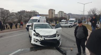 Otomobiller çarpıştı: 3 yaralı