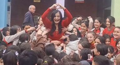 Şule öğretmen her sabah öğrencilerini bu şekilde derse alıyor