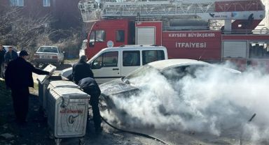 Tomarza’da park halindeki otomobil alev aldı