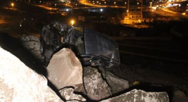 Uçurumdan yuvarlanan araç kayalıklarda asılı kaldı