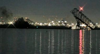 ABD'de facia! Kargo gemisi köprüyü yıktı, araçlar suya düştü