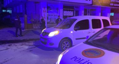 Aranması olan şahıs uygulama yapan polise bıçak çekip kaçtı