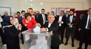 Başkan Büyükkılıç, Eşi Ve 3 Yaşındaki Torunu Kerem İle Birlikte Oyunu Kullandı