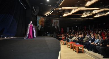 BAŞKAN BÜYÜKKILIÇ, KAHRAMAN TÜRK KADINLARI DEFİLESİ’NE KATILDI