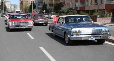 Başkan Palancıoğlu klasik araçlarla bayram havasında seçim turu attı