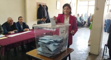 Bünyan Belediye Adayı Fatma Şenyüz Güner, eşi Levent Güner ve torunu ile birlikte oyunu kullandı