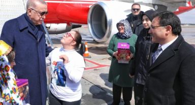 Cumhurbaşkanı Erdoğan'ı Kayseri'de, Down sendromlu öğrenciler karşıladı.