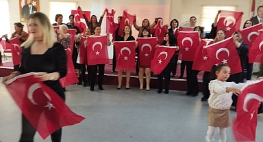 FATMA ŞENYÜZ GÜNER'DEN HEDİYE TÜRK BAYRAĞI
