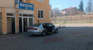 Hastaneye gitmek için bindiği otomobilde öldü